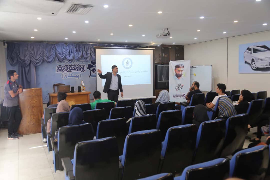 جلسه ویژه در باشگاه پیکان با حضور والدین بازیکنان آکادمی