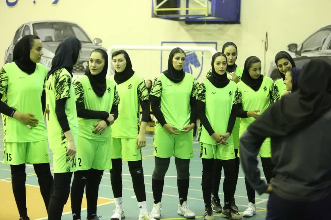 جلسه صمیمانه دکتر مددی با دختران والیبالیست